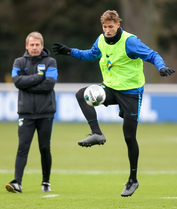 Stark wurde bei Hertha unter anderem von Jürgen Klinsmann (Hintergrund) trainiert.