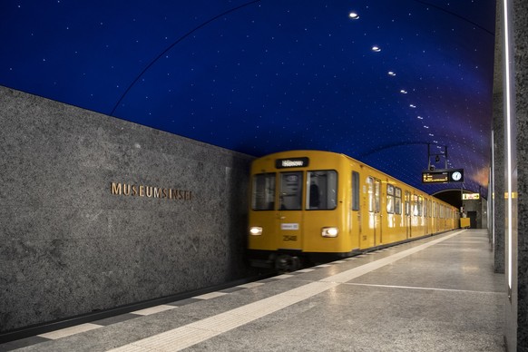 08.12.2022, Berlin: Eine U-Bahn fährt in den Bahnhof Museumsinsel ein. Foto: Paul Zinken/dpa +++ dpa-Bildfunk +++