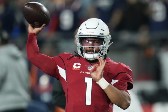 12.12.2022, USA, Glendale: American Football: Profiliga NFL, Hauptrunde, Arizona Cardinals - New England Patriots. Arizona Cardinals-Quarterback Kyler Murray (1) wärmt sich vor dem Spiel auf. Foto: Ro ...