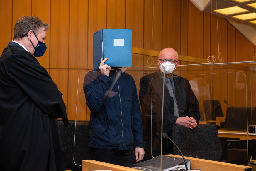 Der Hauptangeklagte (M) steht zwischen seinen Anwälten Udo Vetter (r) und Wilfried Rath. Im zentralen Prozess um den Missbrauchskomplex von Münster will das Gericht heute Urteile gegen fünf Angeklagte ...