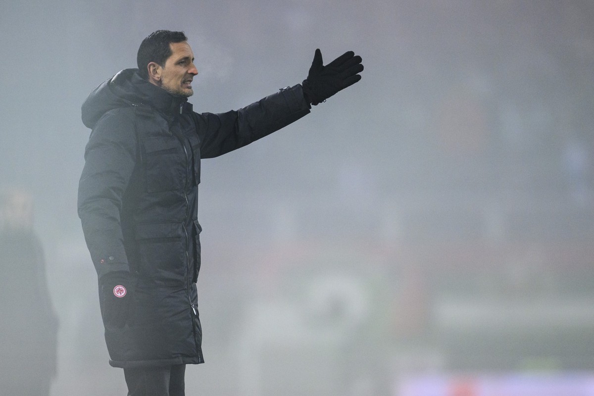 03.12.2023, Bayern, Augsburg: Fußball: Bundesliga, FC Augsburg - Eintracht Frankfurt, 13. Spieltag, WWK-Arena. Frankfurts Trainer Dino Toppmöller gestikuliert. Foto: Tom Weller/dpa - WICHTIGER HINWEIS ...