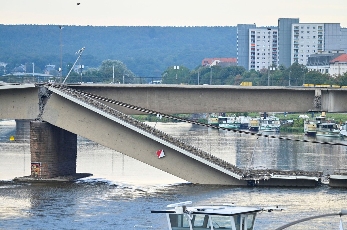 View of the broken part of the Carola Bridge (Carolabruecke) which collapsed into the Elbe, in Dresden, Germany September 11, 2024. REUTERS/Matthias Rietschel