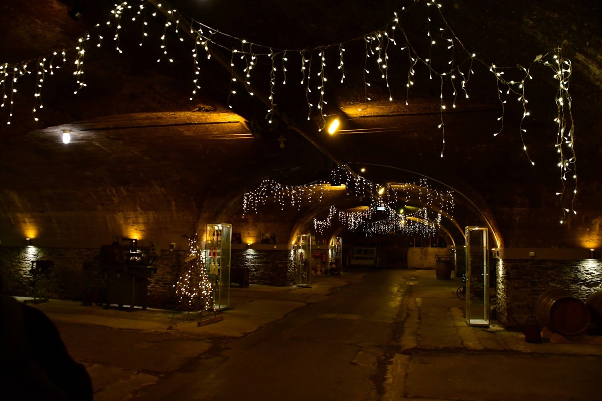 Traben-Trarbacher Unterwelten Eindr�cke aus den Unterwelten der Weinstadt Traben-Trarbach Jedes Jahr findet in den Kellern an der Mosel ein unterirdischer Weihnachtsmarkt statt. Dann werden die Weinke ...