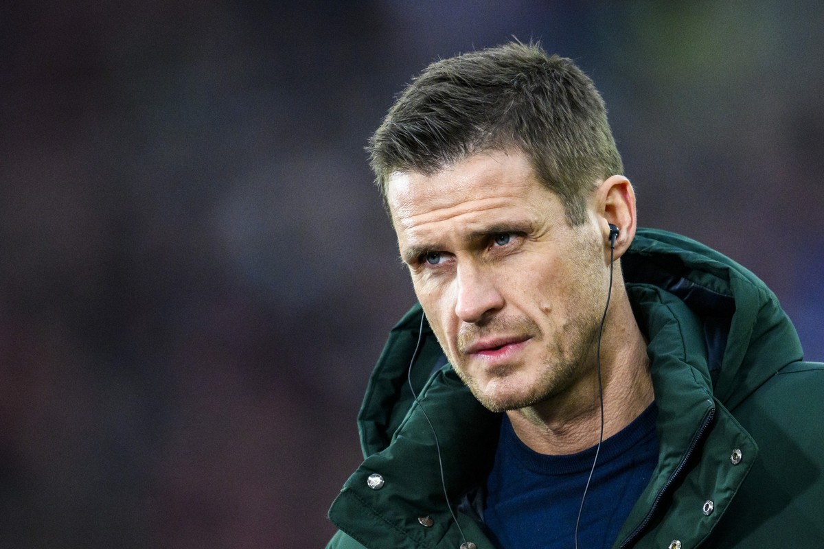 ARCHIV - 11.11.2023, Baden-Württemberg, Stuttgart: Fußball: Bundesliga, VfB Stuttgart - Borussia Dortmund, 11. Spieltag, MHPArena. Dortmunds Sportdirektor Sebastian Kehl steht vor dem Spiel im Stadion ...