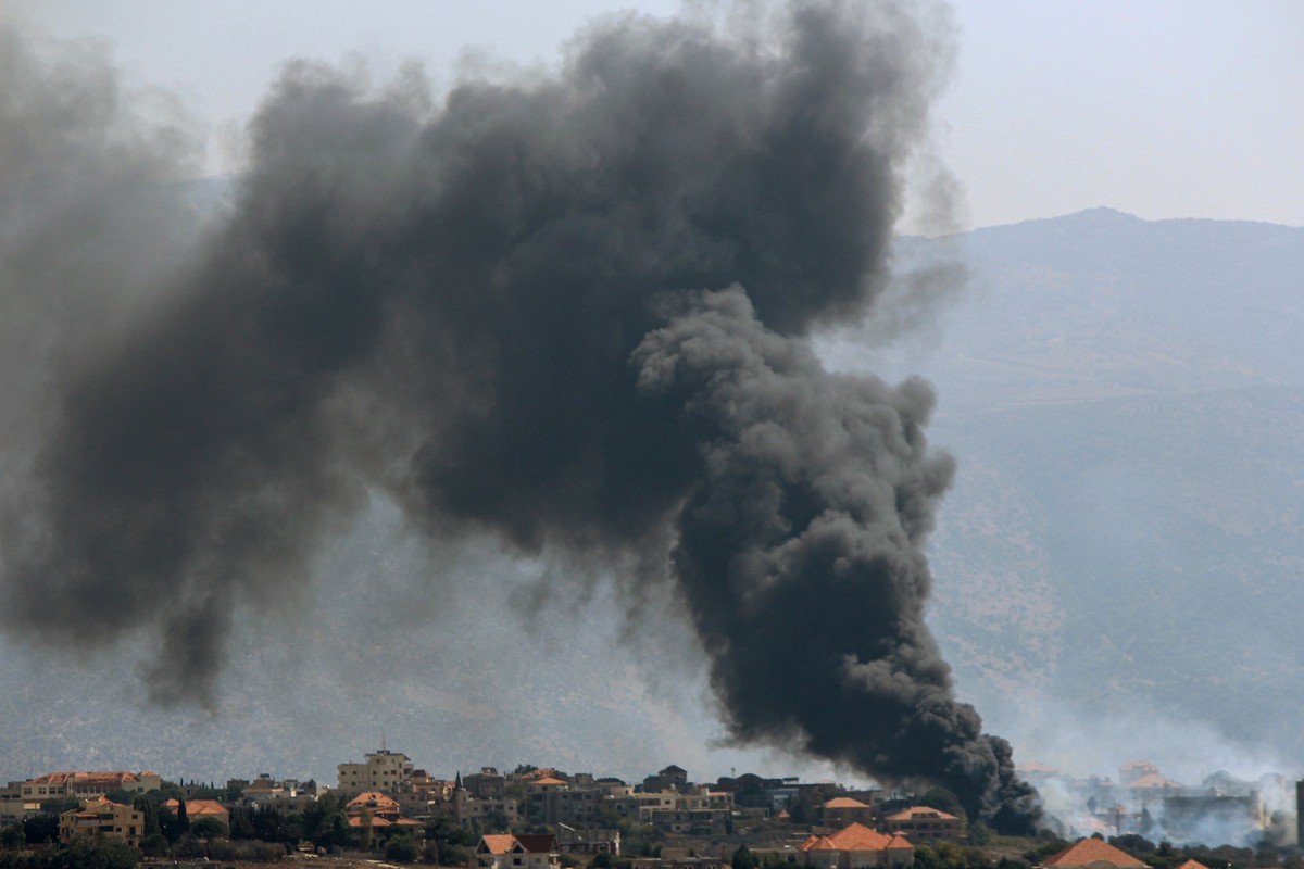 07.10.2024, Libanon, Qellaya: Starker Rauch eines israelischen Luftangriffs steigt aus der s�dlibanesischen Grenzstadt Khiam auf. Foto: Stringer/dpa +++ dpa-Bildfunk +++