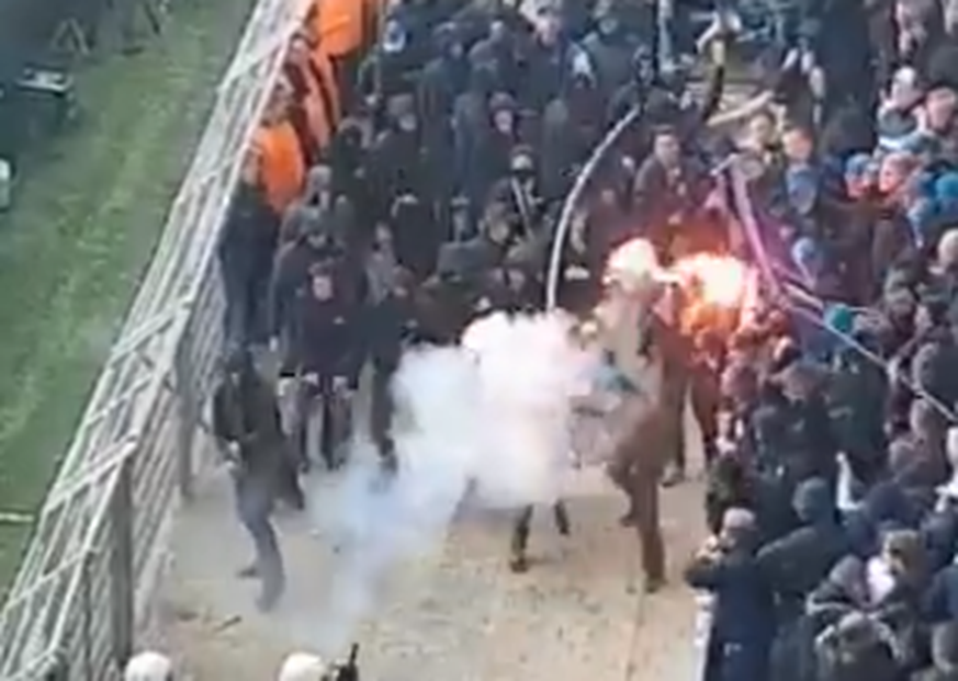 Bei den Ausschreitungen am Samstag kam es im Hertha-Block auch zum Einsatz von Pyro-Technik.