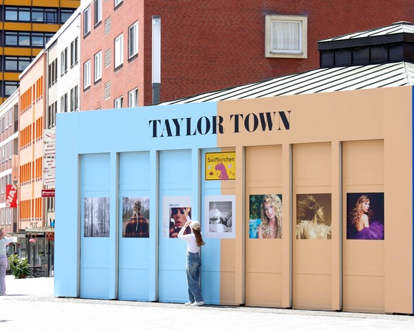 13.07.2024, Deutschland, NRW, Musik, Prominente, Sänger, Pavillon mit dem Aufdruck Taylor Town und Fotos der Sängerin Taylor Swift, die im Juli drei Konzerte in der Arena auf Schalke in Gelsenkirchen geben wird...