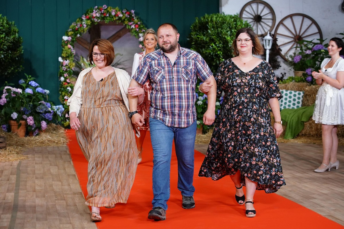 Kuh- und Schweinehalter Mike (41) aus Hessen lernt auf dem Scheunenfest Michaela (38, l.) und Sandra (31) kennen.
+++ Die Verwendung des sendungsbezogenen Materials ist nur mit dem Hinweis und Verlink ...
