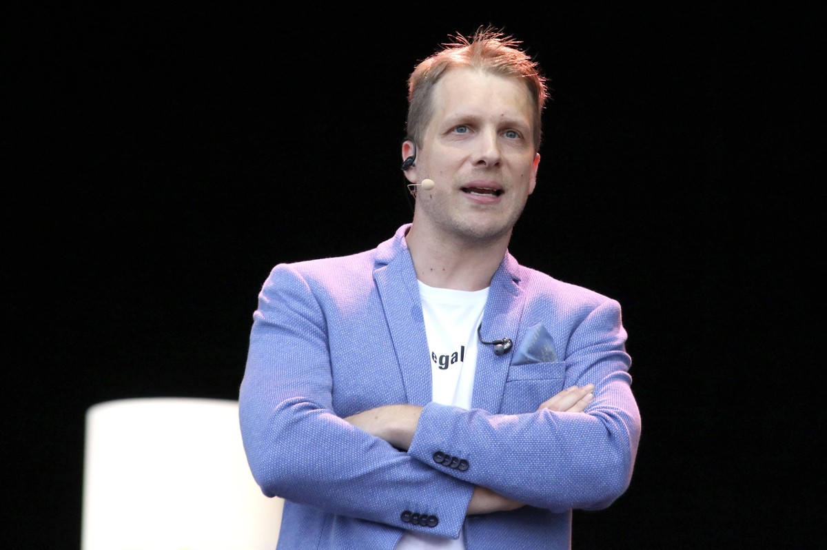 Oliver Pocher live mit dem Programm Die Pochers hier im SEAT Cruise Inn Autokino. Hamburg, 01.07.2020 *** Oliver Pocher live with the program Die Pochers here at the SEAT Cruise Inn drive-in cinema Ha ...