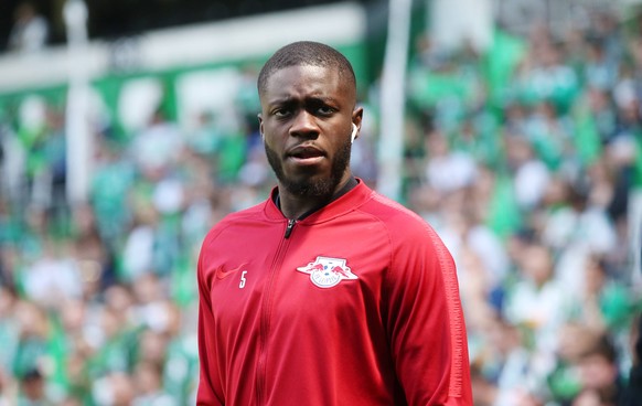 Bremen - RB Leipzig / Fussball Bundesliga Bremen, 18.05.2019, Weserstadion, Fussball, Bundesliga, 34. Spieltag , SV Werder Bremen vs. RB Leipzig , Platzbegehung vor der Partie. Im Bild: Dayot Upamecan ...