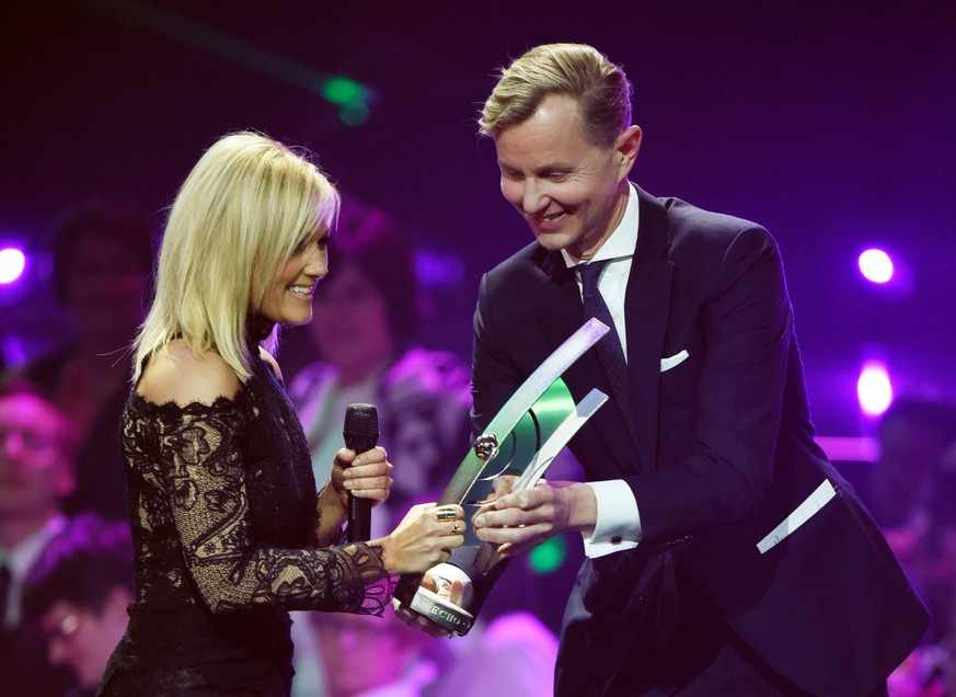 Max Raabe (r.) überreicht Helene Fischer 2016 einen Echo.