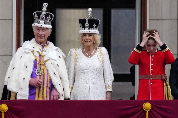 Britain&#039;s King Charles III and Queen Camilla stand on the balcony of Buckingham Palace after their coronation ceremony, in London, Saturday, May 6, 2023. (AP Photo/Petr David Josek)