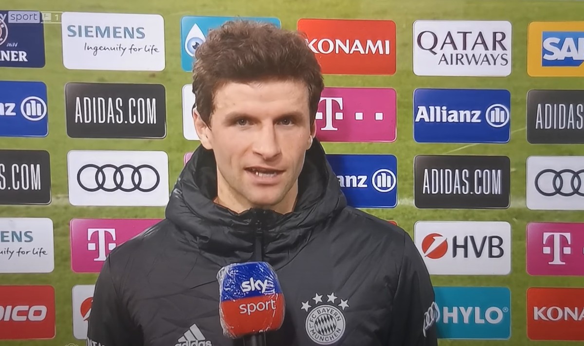 Nach seinem Doppelpack gegen Leipzig muss Thomas Müller Fragen zu einem möglichen DFB-Comeback beantworten.