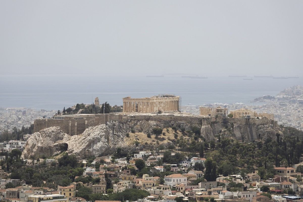 12.06.2024, Griechenland, Athen: Blick auf die leere Akropolis vom Lycabettus-Hügel. Wegen einer mehrtägigen Hitzewelle mit örtlich bis über 40 Grad blieben am Mittwoch viele Schulen des Landes geschl ...
