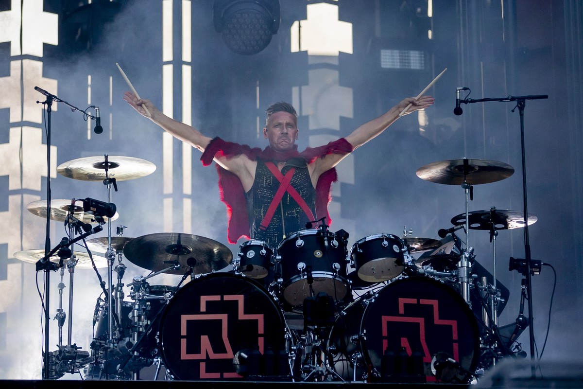 ARCHIV - 22.06.2019, Berlin: Christoph «Doom» Schneider, Schlagzeuger von Rammstein, tritt beim Konzert der Band im Rahmen der «Europe Stadion Tour 2019» im Olympiastadion auf. (zu dpa "Rammstein ...