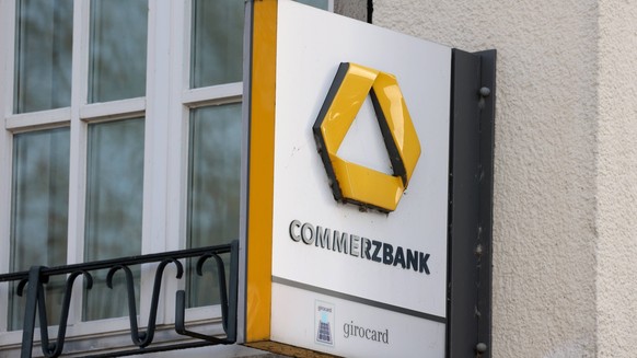 Logo und Schriftzug der Commerzbank in der Commerzbank-Filiale in der Siegener Innenstadt am 29.01.2024 in Siegen/Deutschland.  *** Logo und Schriftzug der Commerzbank auf der Filiale in der Siegener Innenstadt Co ...