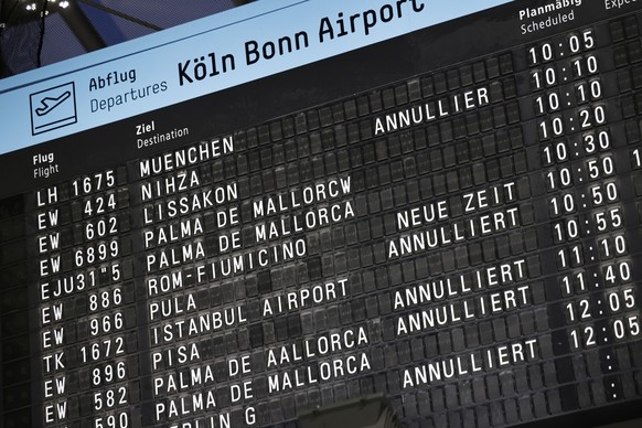 06.10.2022, Nordrhein-Westfalen, Köln: Ein Anzeigendisplay informiert über die annullierten Flüge der Airline Eurowings am Flughafen Köln/Bonn. Eurowings-Piloten treten in ganztägigen Streik. Aufgeruf ...