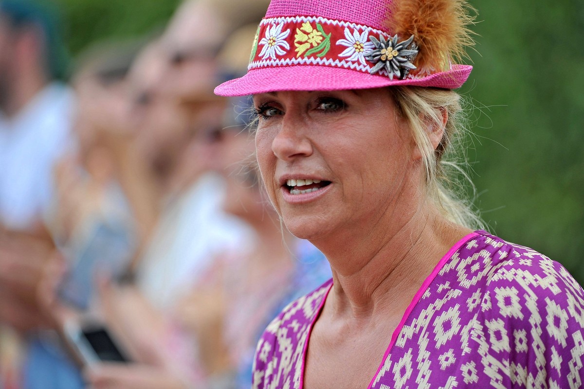 ZDF - Fernsehgarten. Moderatorin Andrea Kiwi Kiewel w�hrend der ZDF - Unterhaltungsshow Fernsehgarten am 31.07.2022 in Mainz. 20220731MWI28652 *** ZDF Fernsehgarten host Andrea Kiwi Kiewel during the  ...
