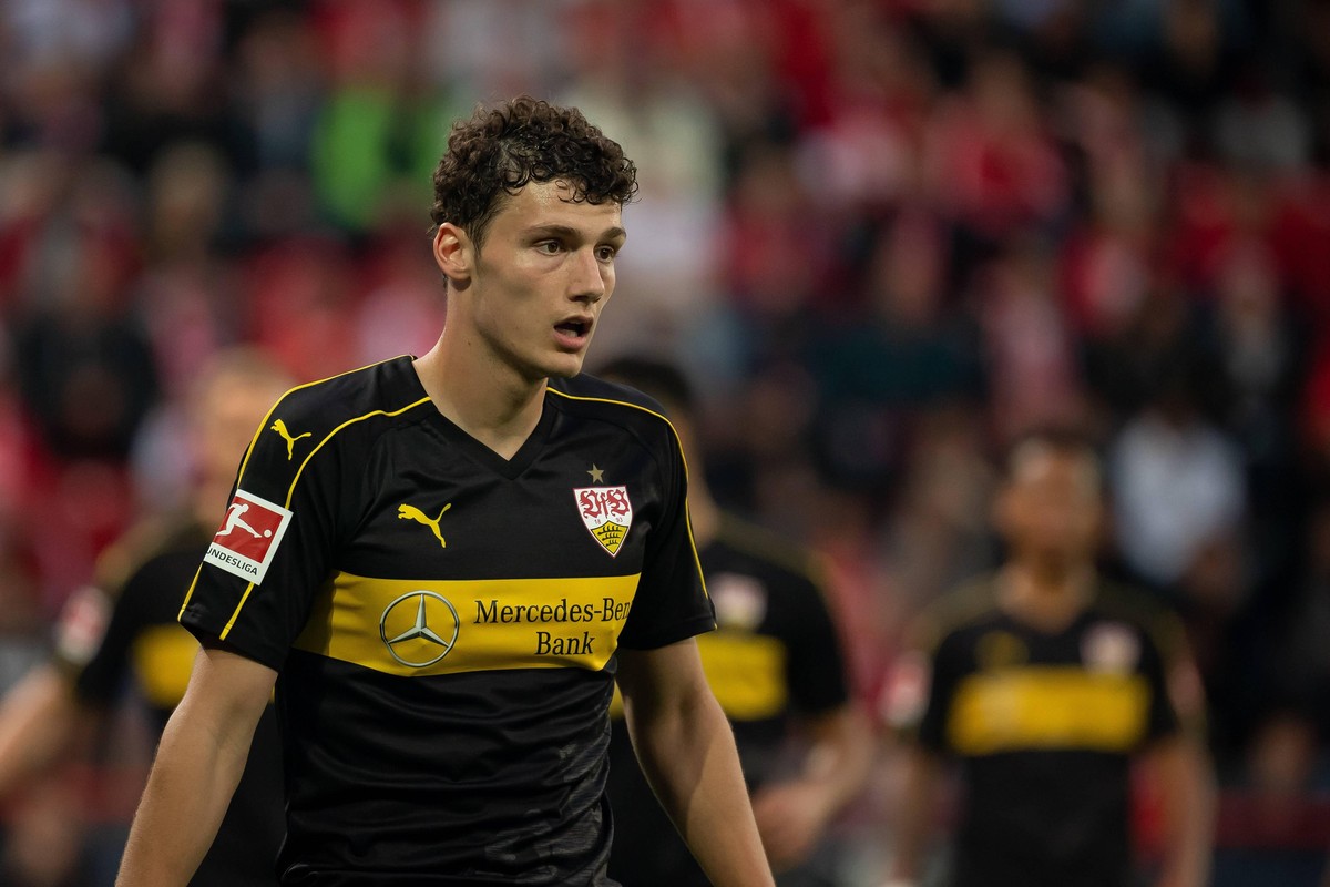 Berlin, Germany 27.05.2019, 1. Bundesliga, Relegationspiel, Union Berlin - VfB Stuttgart, Benjamin Pavard (VfB) schaut ( Defodi-01053042065 *** Berlin, Germany 27 05 2019, 1 Bundesliga, relegation mat ...