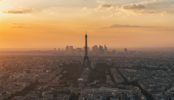 Paris, Skyline, im Abendrot, Panorama. / creative *** Paris skyline in the sunset red panoramic creative PUBLICATIONxINxGERxSUIxAUTxONLY Copyright: rclassenx/xPhotocase photocase_2430389