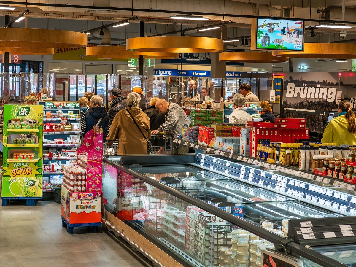 Supermarkt-Odyssee - 07.10.2024: XXL-Einkaufswagen, endlose Regale mit Gemüse, Obst, Brötchen, Fertiggerichten und Toilettenpapier, ja der Supermarkt, der alles reichlich hat, setzt auf clevere Verkau ...