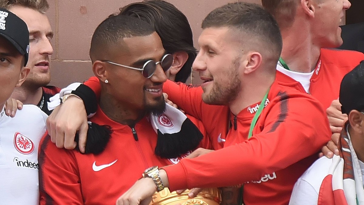 20.05.2018, xhbx, Fussball, Eintracht Frankfurt Empfang am Roemer mit dem DFB Pokal, emspor v.l. Kevin-Prince Boateng (Eintracht Frankfurt), Ante Rebic (Eintracht Frankfurt), mit DFB-Pokal Frankfurt a ...