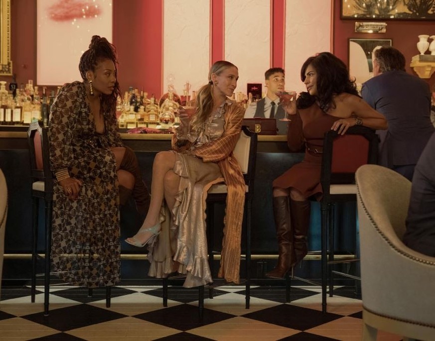 Dr. Nya Wallace, Carrie Bradshaw und Seema Patel begeben sich in der aktuellen Folge von "And Just Like That..." auf Männersuche im Fünf-Sterne-Hotel.