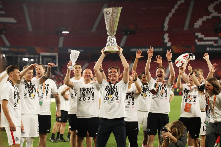 SEVILLE, SPAIN - MAY 18: Oliver Glasner, Head Coach of Eintracht Frankfurt lifts the UEFA Europa League Trophy following their team&#039;s victory during the UEFA Europa League final match between Ein ...