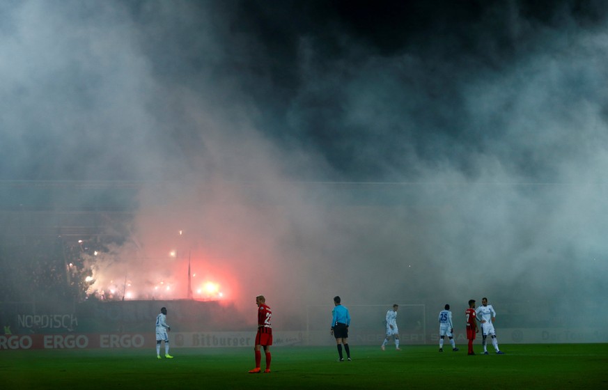 Soccer Football - DFB Cup Second Round - Wehen Wiesbaden v Hamburger SV - Brita-Arena, Wiesbaden, Germany - October 30, 2018 General view of flares during the match REUTERS/Ralph Orlowski DFL regulati ...