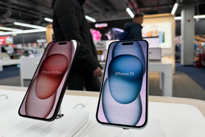 Poland Economy Ahead Of Christmas iPhone 15 phones are seen at a store in Krakow, Poland on December 18, 2023. Krakow Pitcairn PUBLICATIONxNOTxINxFRA Copyright: xJakubxPorzyckix originalFilename: porz ...