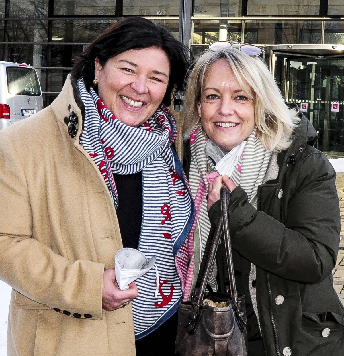 Vera Int-Veen mit Ehefrau Christiane Obi Obermann bei der Ankunft zur Aufzeichnung der MDR-Talkshow Riverboat im Studio 3 der Media City Leipzig. Leipzig, 12.02.2021 *** Vera Int Veen with wife Christ ...