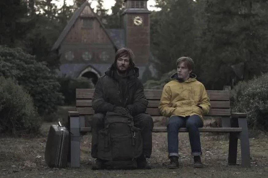 Jonas und der Fremde sitzen in "Dark" vor der Kirche, angrenzend liegt der Windener Friedhof. Gedreht wurden die Szenen an der Südwestkirche Stahnsdorf in Brandenburg.