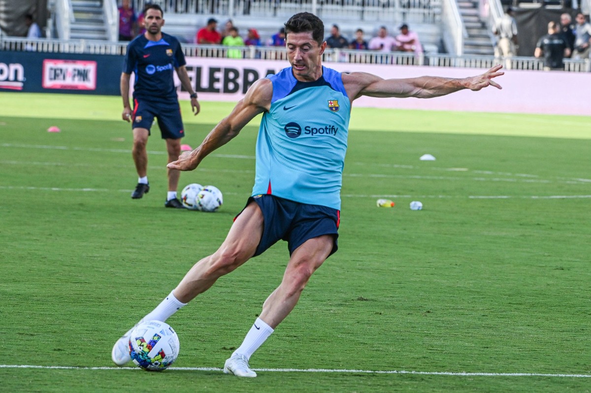 Sport Bilder des Tages FC Barcelona, Barca striker Robert Lewandowski of Poland warms up prior to a friendly match between Inter Miami and FC Barcelona, at the DRV PNK Stadium in Fort Lauderdale, US, ...