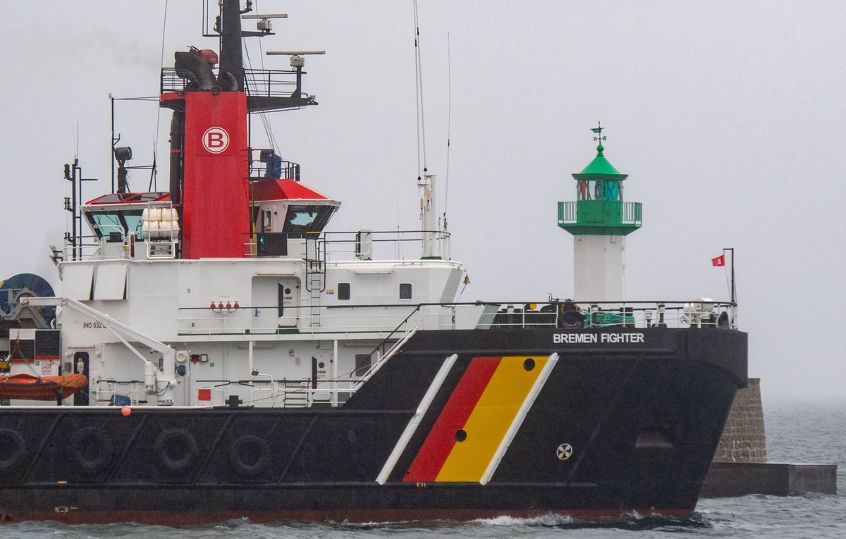 ARCHIV - 17.02.2023, Mecklenburg-Vorpommern, Sassnitz: Der Notfallschlepper &quot;Bremen Fighter&quot; fährt vor dem Leuchtfeuer Sassnitz Mole aus dem Hafen. Ein Manövrierunfähiger Öltanker treibt vor ...