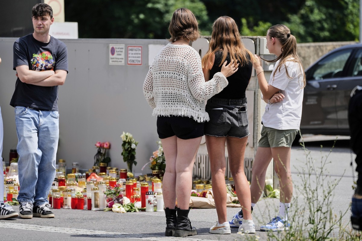 dpatopbilder - 11.06.2025, Österreich, Graz: Schüler stehen vor einer Schule, in der ein ehemaliger Schüler am Vortag mehrere Menschen tötete und viele weitere verletzte, bevor er sich das Leben nahm. ...