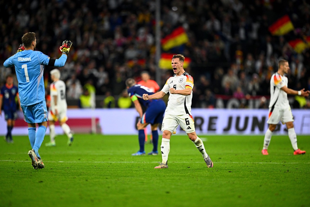 14.10.2024, Bayern, M�nchen: Fu�ball: Nations League A, Deutschland - Niederlande, Gruppenphase, Gruppe 3, 4. Spieltag, Allianz Arena, Deutschlands Joshua Kimmich (M) und Deutschlands Torh�ter Oliver  ...