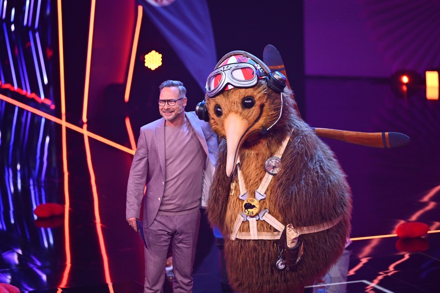 Um den Kiwi bei "The Masked Singer" gibt es seit einiger Zeit wilde Spekulationen.