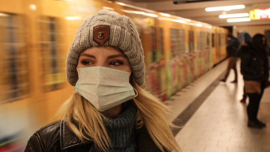 Aus Angst vor dem Coronavirus greifen manche zu Atemschutzmasken.