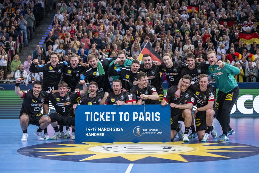 17.03.2024, Niedersachsen, Hannover: Handball: Olympia-Qualifikation, Österreich - Deutschland, Qualifikation, Turnier 2, 3. Spieltag: Die deutschen Spieler jubeln nach ihrem Sieg und über das Ticket  ...