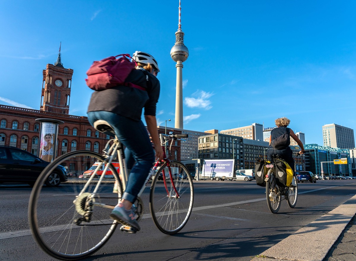 Radfahrer in Berlin - Bike in Berlin *** Cyclist in Berlin Bike in Berlin PUBLICATIONxINxGERxSUIxAUTxHUNxONLY 1020912054
