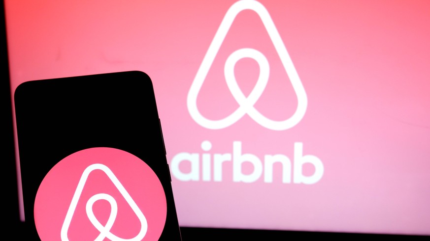 July 17, 2019 - India - In this photo illustration a Hospitality service provider application airbnb logo seen displayed on a smartphone. India PUBLICATIONxINxGERxSUIxAUTxONLY - ZUMAs197 20190717zabs1 ...