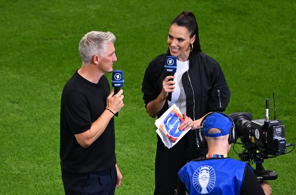 23.06.2024, Hessen, Frankfurt/Main: Fu�ball, UEFA Euro 2024, EM, Schweiz - Deutschland, Vorrunde, Gruppe A, Spieltag 3, Frankfurt Arena, Bastian Schweinsteiger (l), ehemaliger Nationalspieler, und Est ...