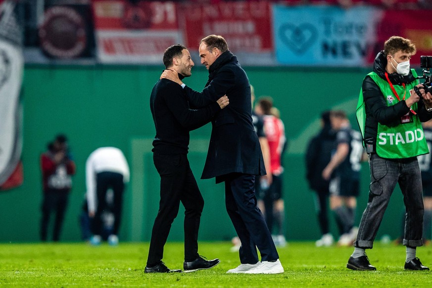 Oliver Mintzlaff (r.) jubelt emotional mit Leipzig-Trainer Domenico Tedesco.