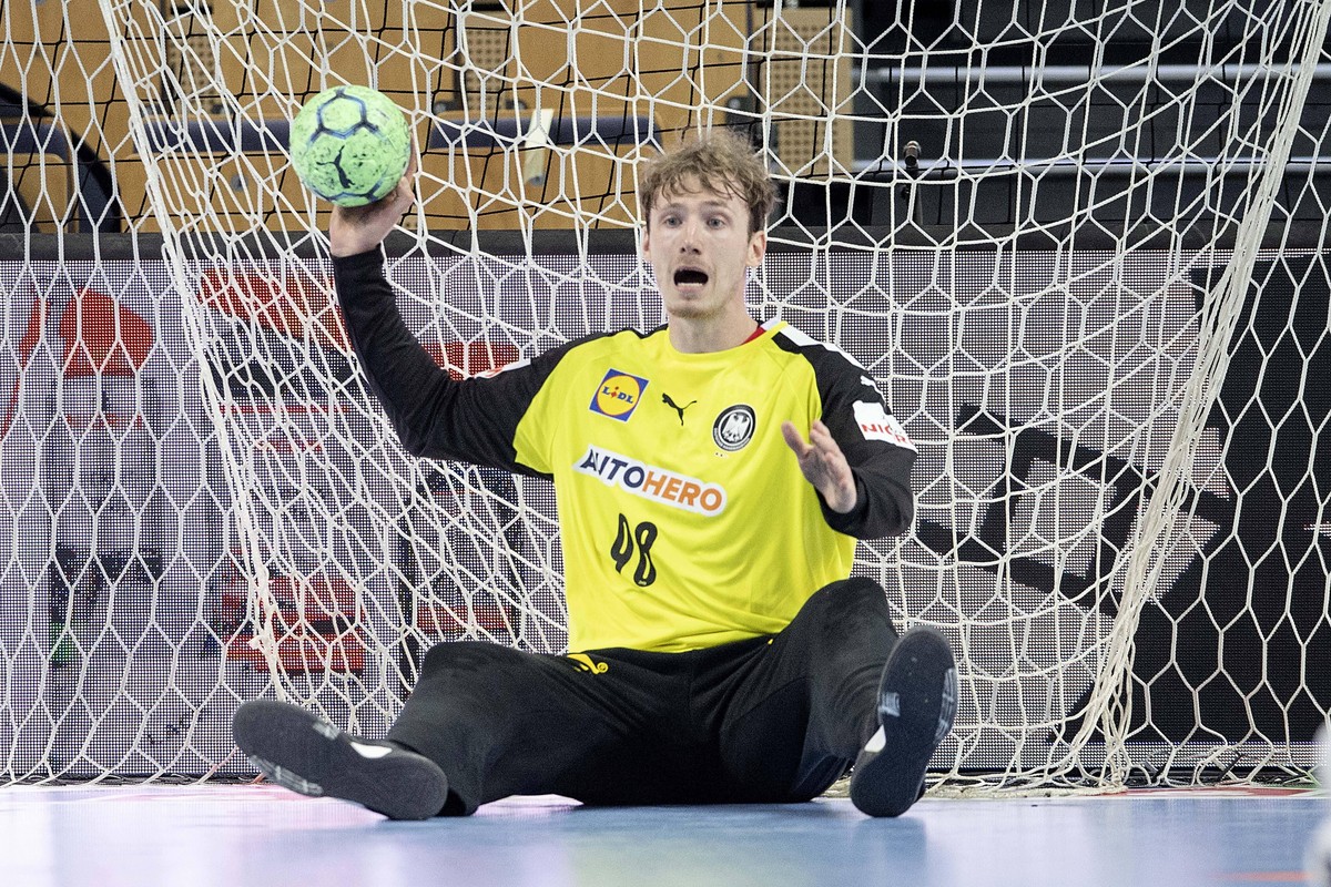 Torwart Till KLIMPKE GER sitzt mit dem Ball in der Hand auf dem Hallenboden, rufend, unzufrieden Handball / Laenderspiel der Maenner, Testspiel, Freundschaftsspiel, Deutschland GER - Frankreich FRA 35 ...