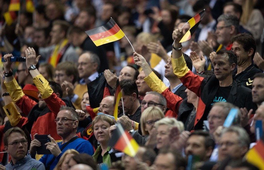 12.01.2019, Berlin: Handball: WM, Deutschland - Brasilien, Vorrunde, Gruppe A, 2. Spieltag in der Mercedes-Benz Arena. Fans deutschen Teams feuern ihre Mannschaft an. Foto: Soeren Stache/dpa +++ dpa-B ...