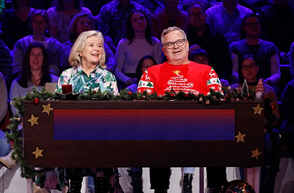 ARD WER WEISS DENN SOWAS? FOLGE 1223, &quot;Manfred Zapatka und Jutta Speidel&quot;, am Montag (23.12.24) um 18:00 Uhr im ERSTEN.
Rateteam-Kapitän Elton (l.) und die Schauspielerin Jutta Speidel (r.)  ...