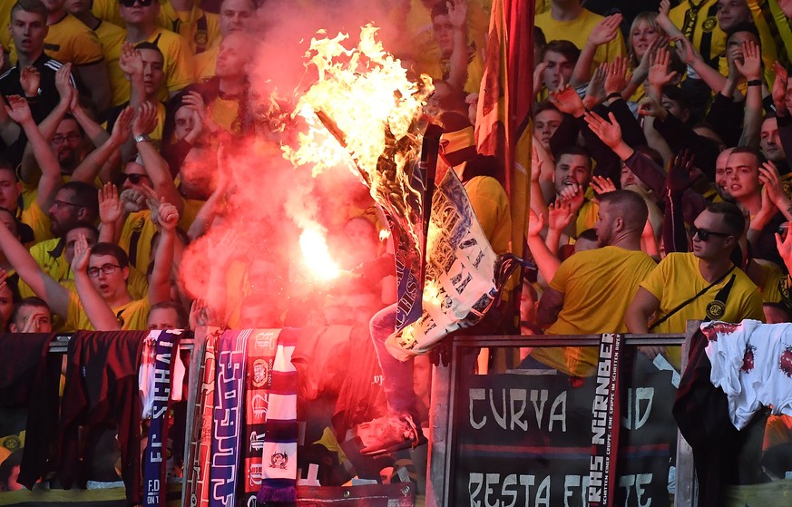 BVB-Fans verbrannten Schalker Fan-Untensilien. 