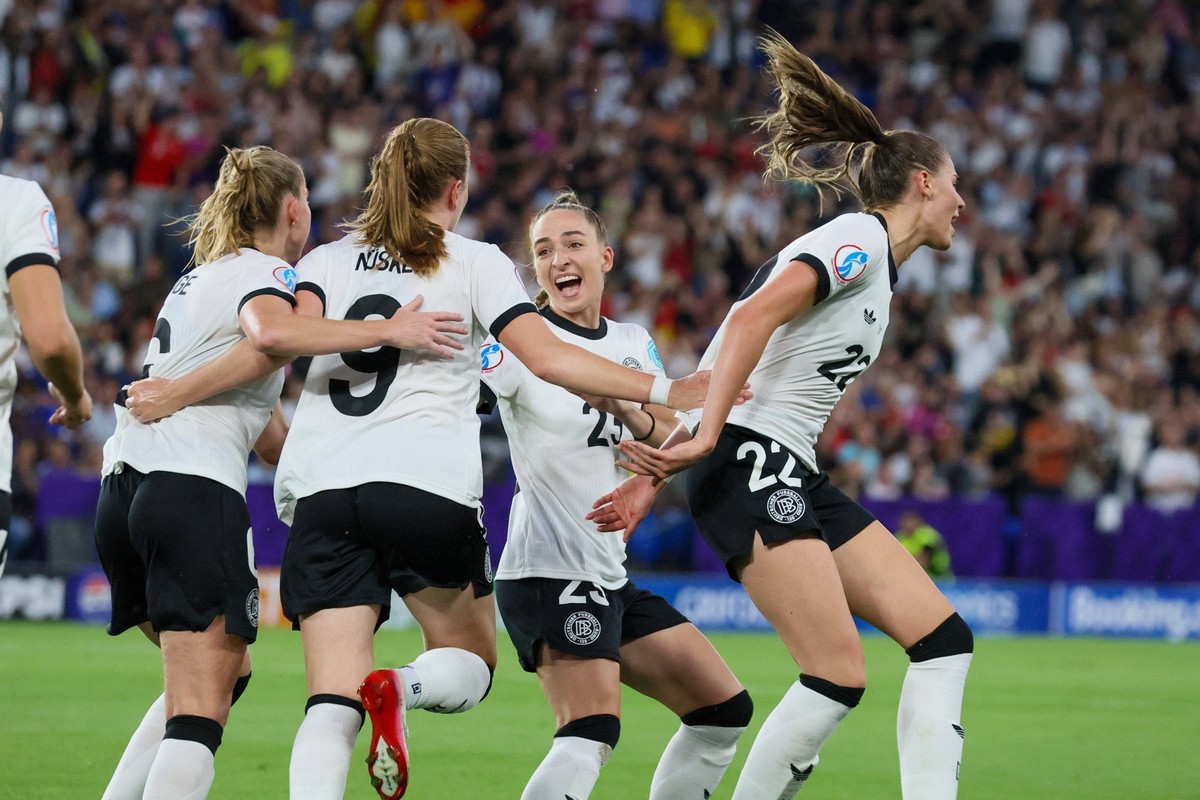 Basel, Schweiz 19. Juli 2025: UEFA - Euro 2025 Woman - Viertelfinale - Frankreich vs. Deutschland Im Bild: v.li. die Zweite Torsch