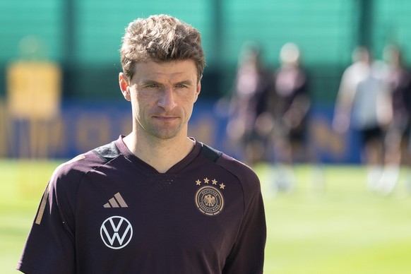 05.09.2023, Niedersachsen, Wolfsburg: Fußball, Nationalmannschaft, vor den Länderspielen gegen Japan und Frankreich. Nationalspieler Thomas Müller steht auf dem Trainingsplatz. Die Nationalelf trifft  ...