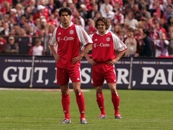 Michael Ballack und Owen Hargreaves trugen für Bayern ein rotes Shirt mit weißen Ärmeln.